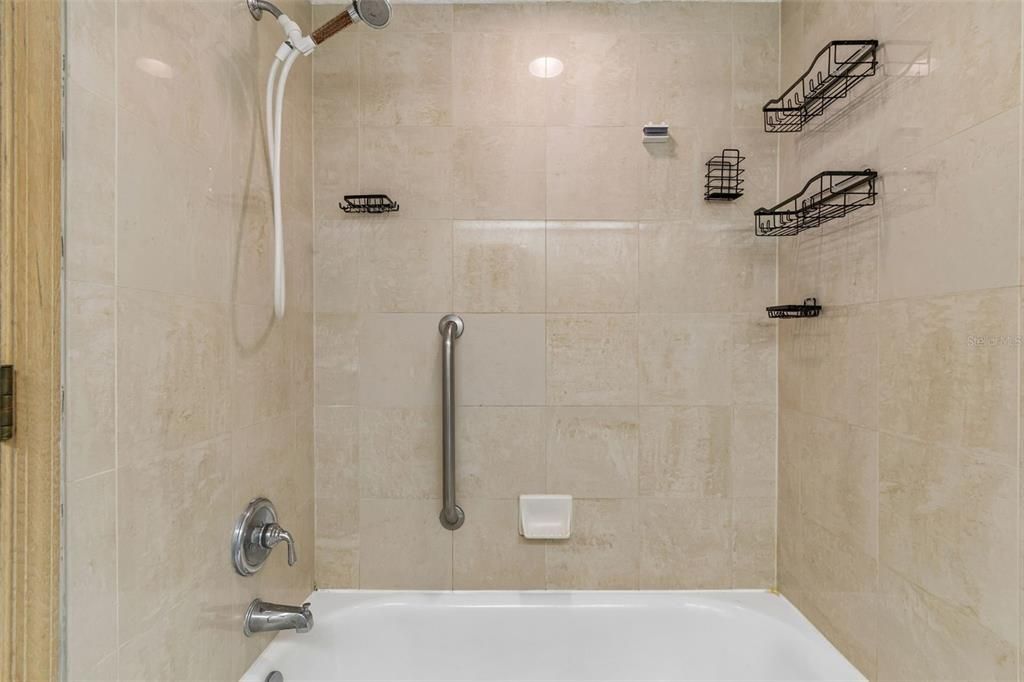 For Sale: $204,900 (1 beds, 1 baths, 610 Square Feet)