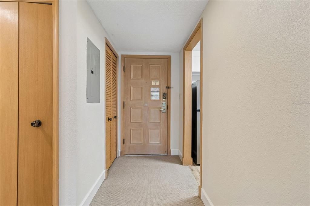 For Sale: $204,900 (1 beds, 1 baths, 610 Square Feet)