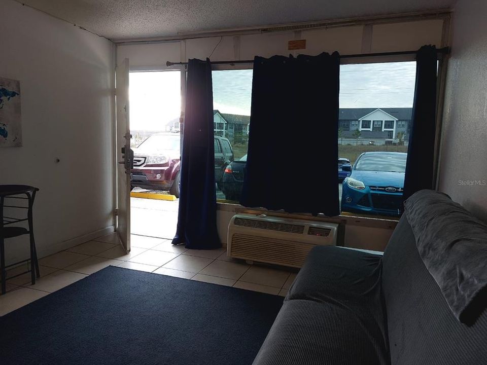 В аренду: $975 (0 спален, 1 ванн, 300 Квадратных фут)