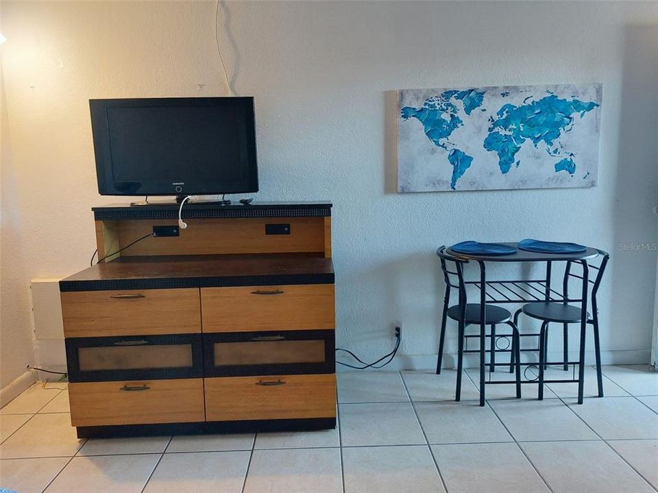 В аренду: $975 (0 спален, 1 ванн, 300 Квадратных фут)