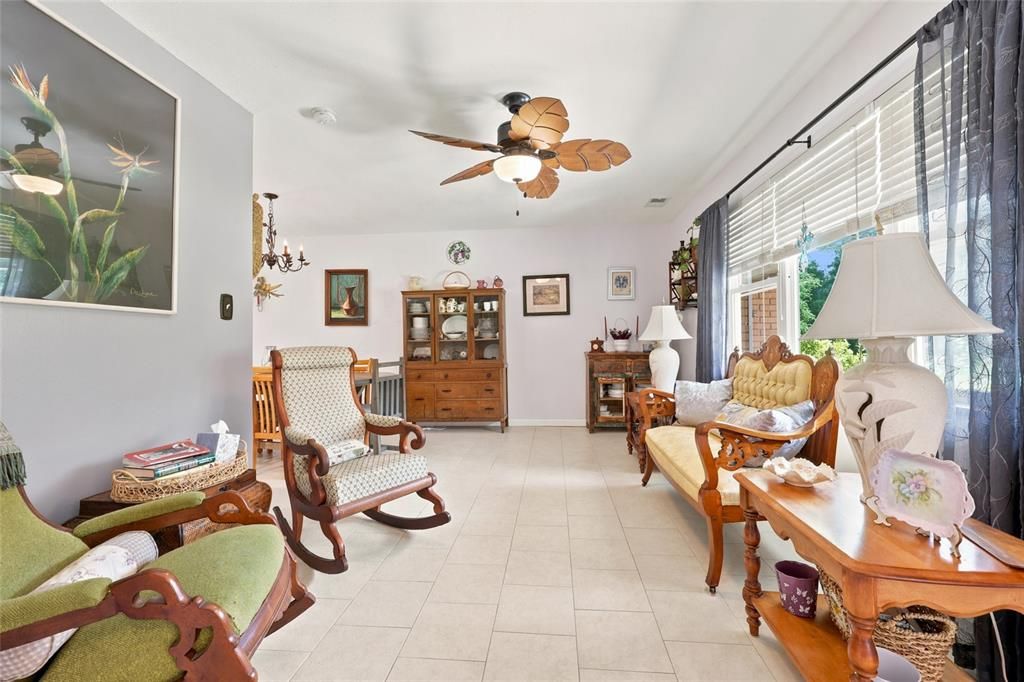 En Venta: $589,000 (4 camas, 3 baños, 2211 Pies cuadrados)
