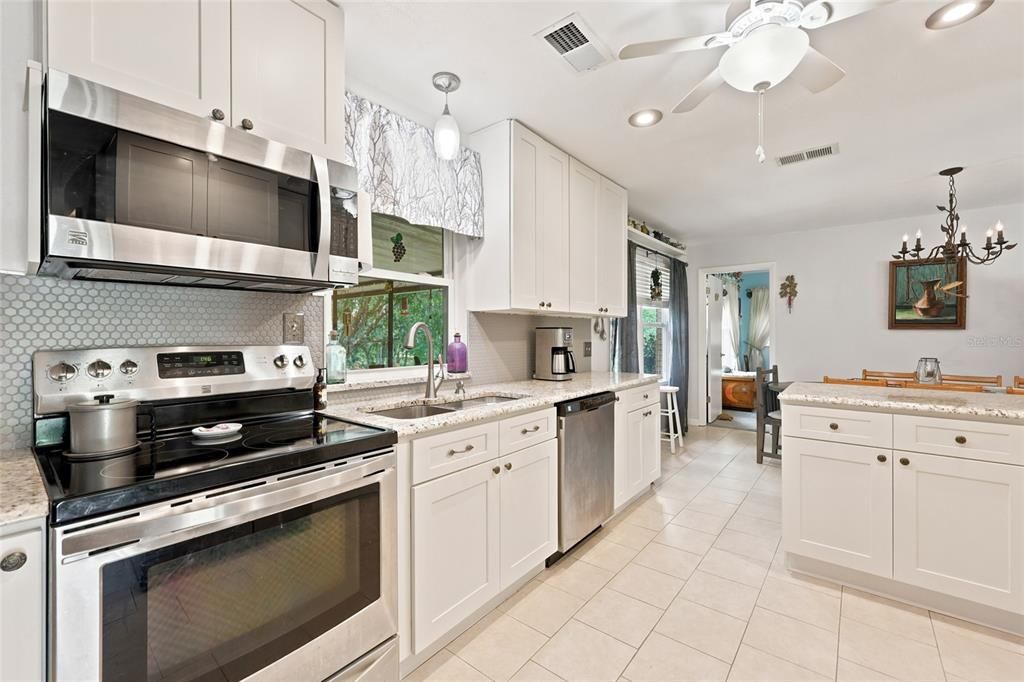 En Venta: $589,000 (4 camas, 3 baños, 2211 Pies cuadrados)