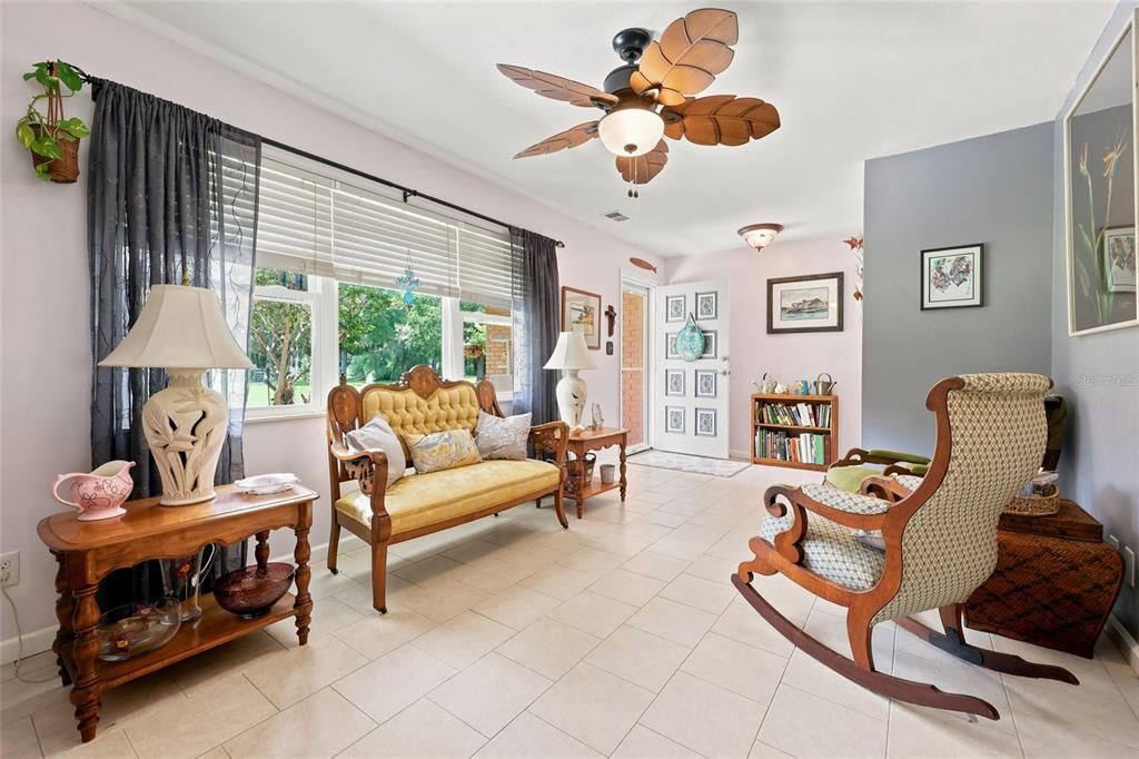 En Venta: $589,000 (4 camas, 3 baños, 2211 Pies cuadrados)
