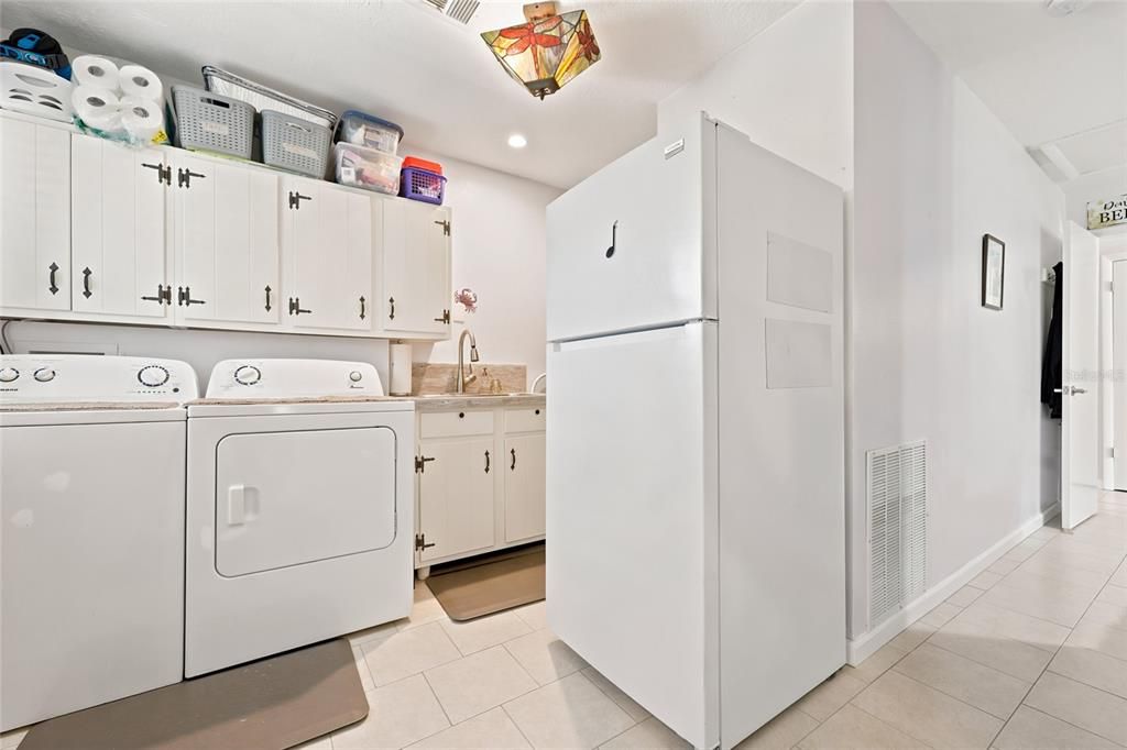 En Venta: $589,000 (4 camas, 3 baños, 2211 Pies cuadrados)