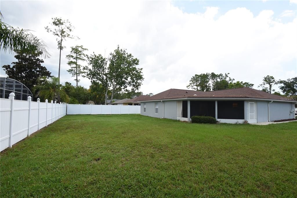 For Rent: $2,200 (4 beds, 2 baths, 1728 Square Feet)
