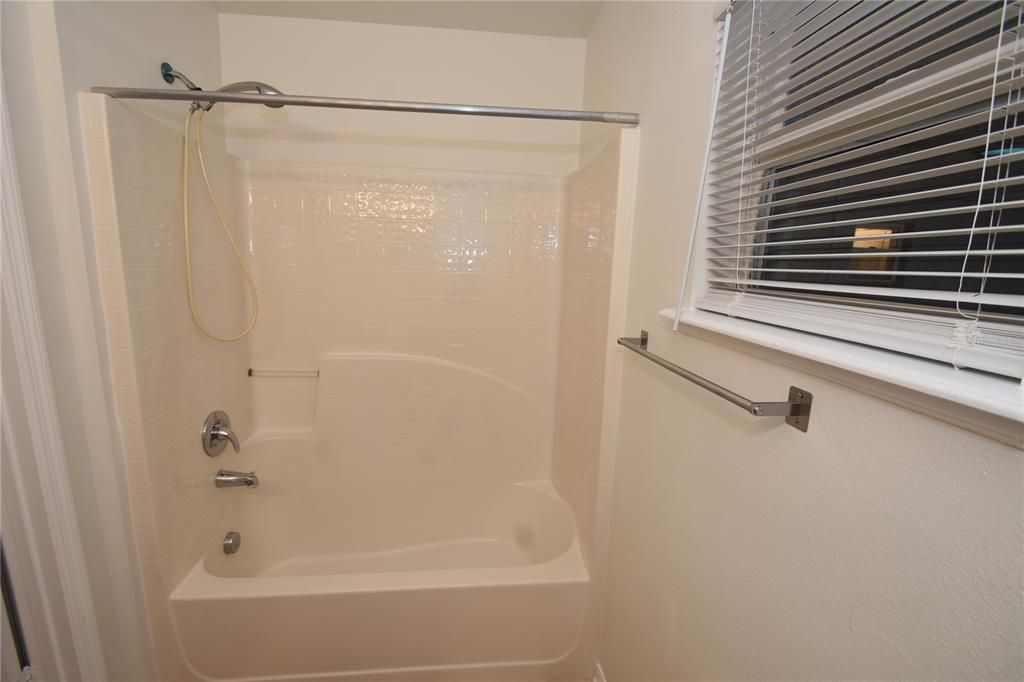 For Rent: $2,200 (4 beds, 2 baths, 1728 Square Feet)