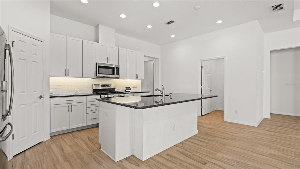 En Venta: $489,000 (4 camas, 3 baños, 2261 Pies cuadrados)