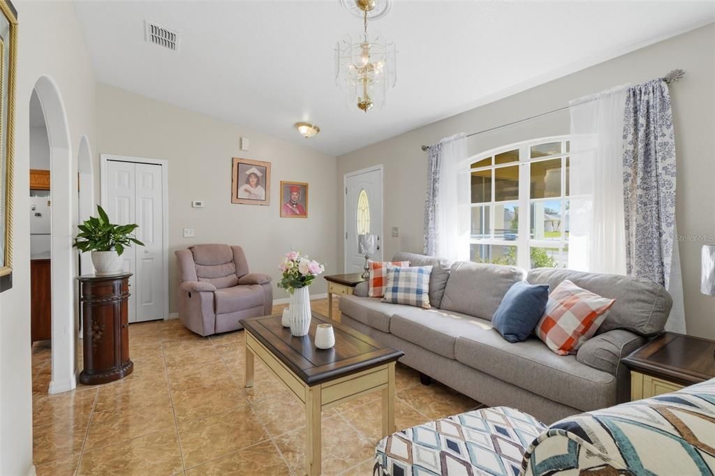 For Sale: $289,999 (3 beds, 2 baths, 1425 Square Feet)