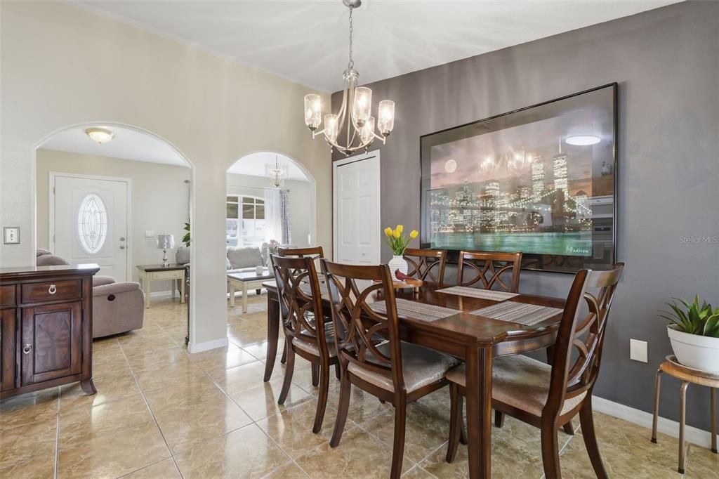 For Sale: $289,999 (3 beds, 2 baths, 1425 Square Feet)
