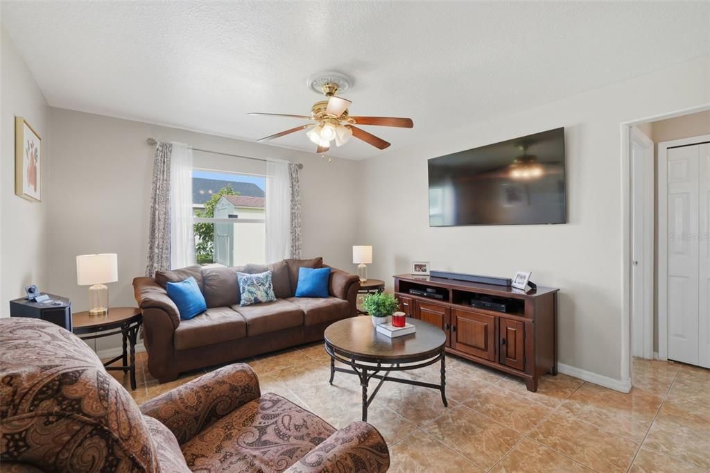 For Sale: $289,999 (3 beds, 2 baths, 1425 Square Feet)