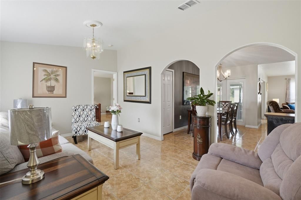For Sale: $289,999 (3 beds, 2 baths, 1425 Square Feet)