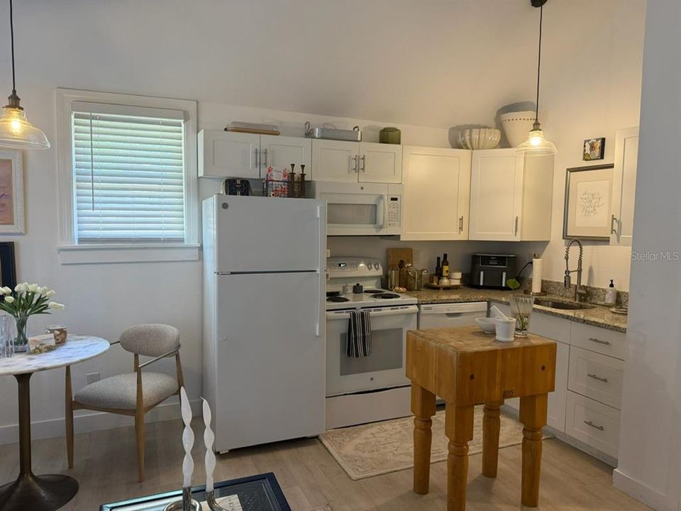 For Rent: $1,300 (1 beds, 1 baths, 800 Square Feet)