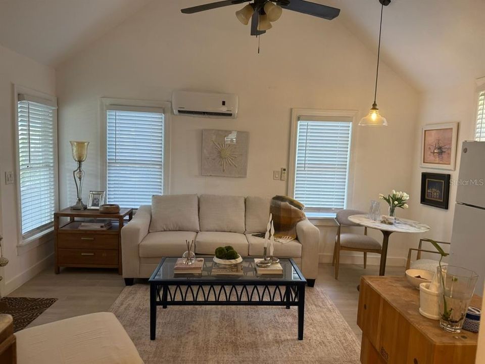 For Rent: $1,300 (1 beds, 1 baths, 800 Square Feet)