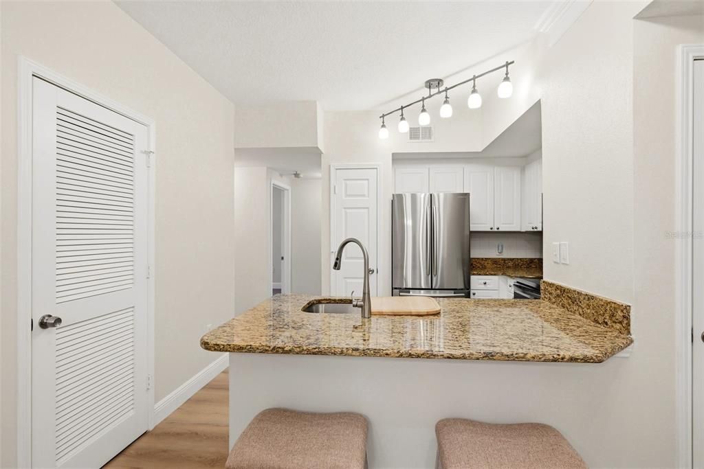 For Sale: $319,000 (2 beds, 1 baths, 1066 Square Feet)