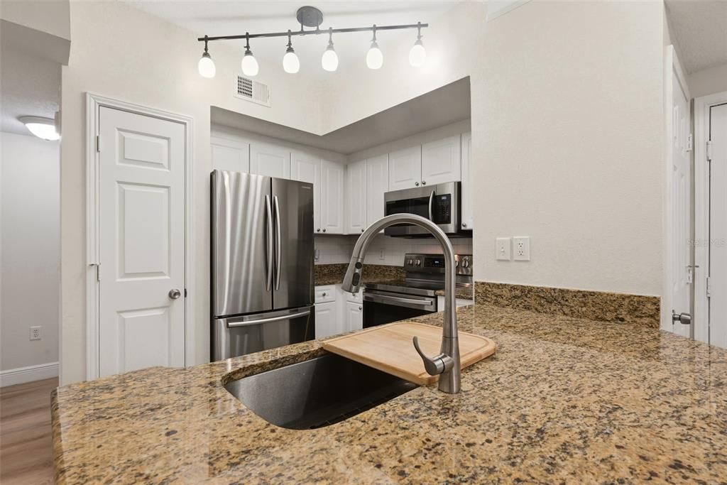 For Sale: $319,000 (2 beds, 1 baths, 1066 Square Feet)