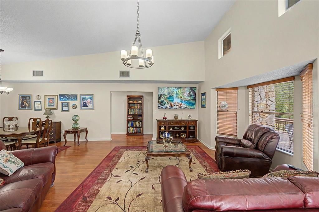 En Venta: $549,000 (3 camas, 3 baños, 2145 Pies cuadrados)