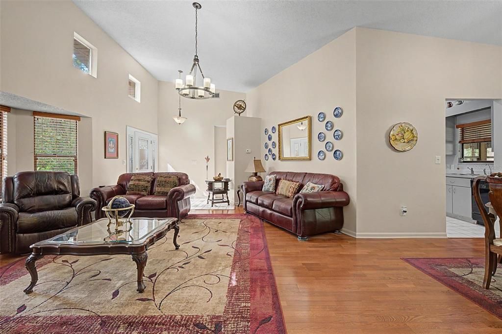 En Venta: $549,000 (3 camas, 3 baños, 2145 Pies cuadrados)