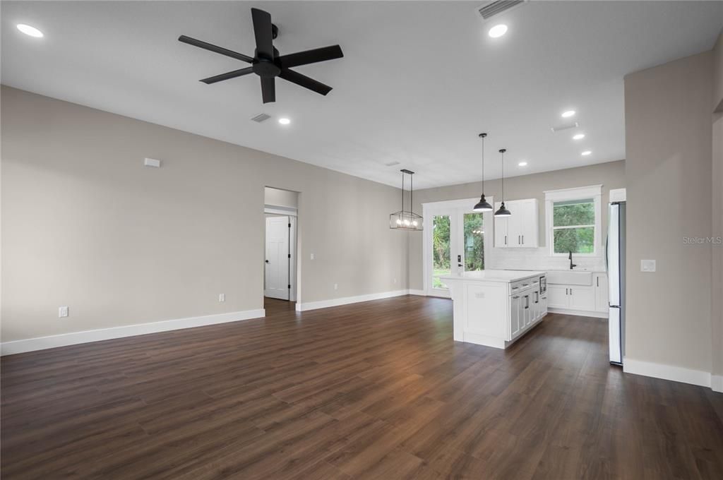 For Sale: $389,000 (3 beds, 2 baths, 1688 Square Feet)