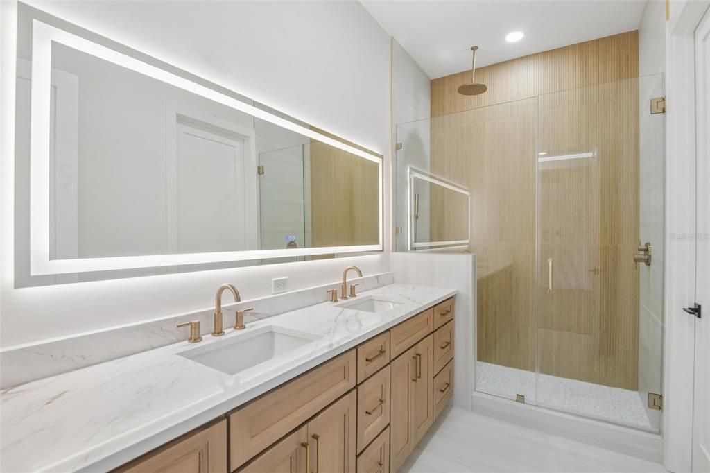 En Venta: $1,875,000 (5 camas, 3 baños, 3310 Pies cuadrados)