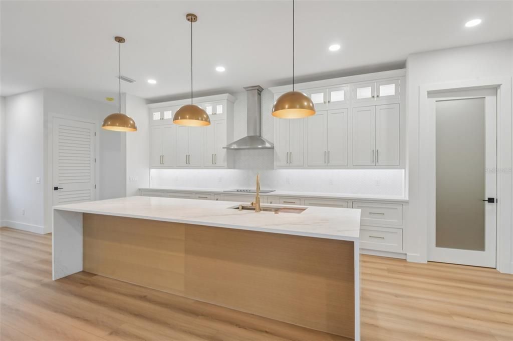 En Venta: $1,875,000 (5 camas, 3 baños, 3310 Pies cuadrados)