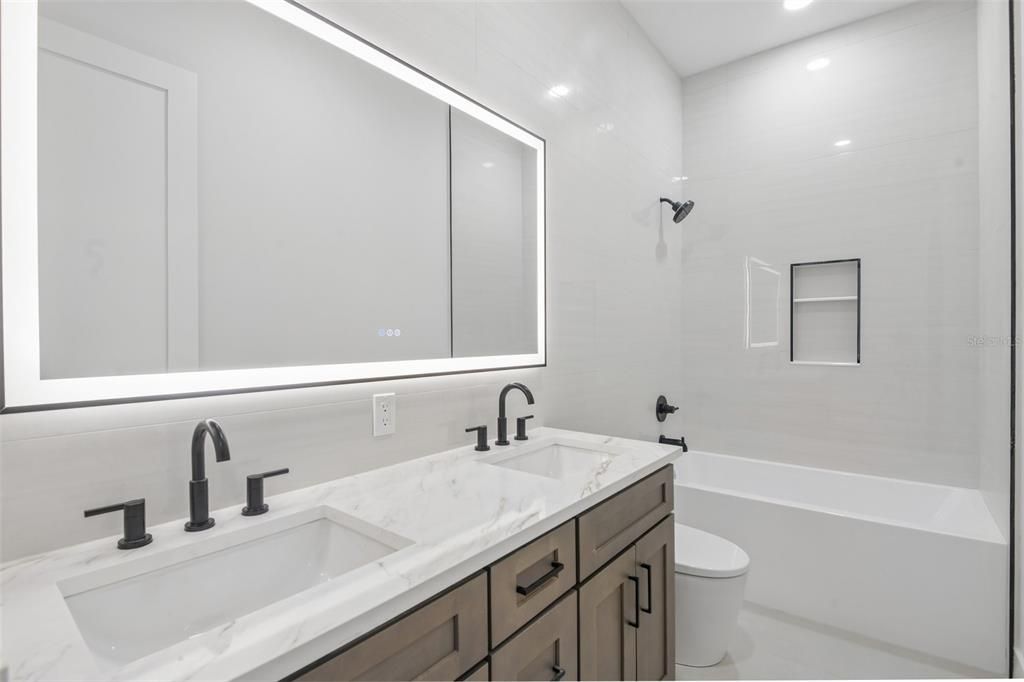 En Venta: $1,875,000 (5 camas, 3 baños, 3310 Pies cuadrados)