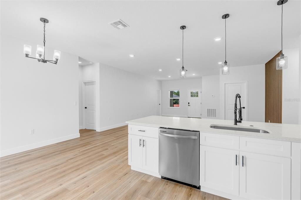En Venta: $319,000 (4 camas, 3 baños, 1865 Pies cuadrados)