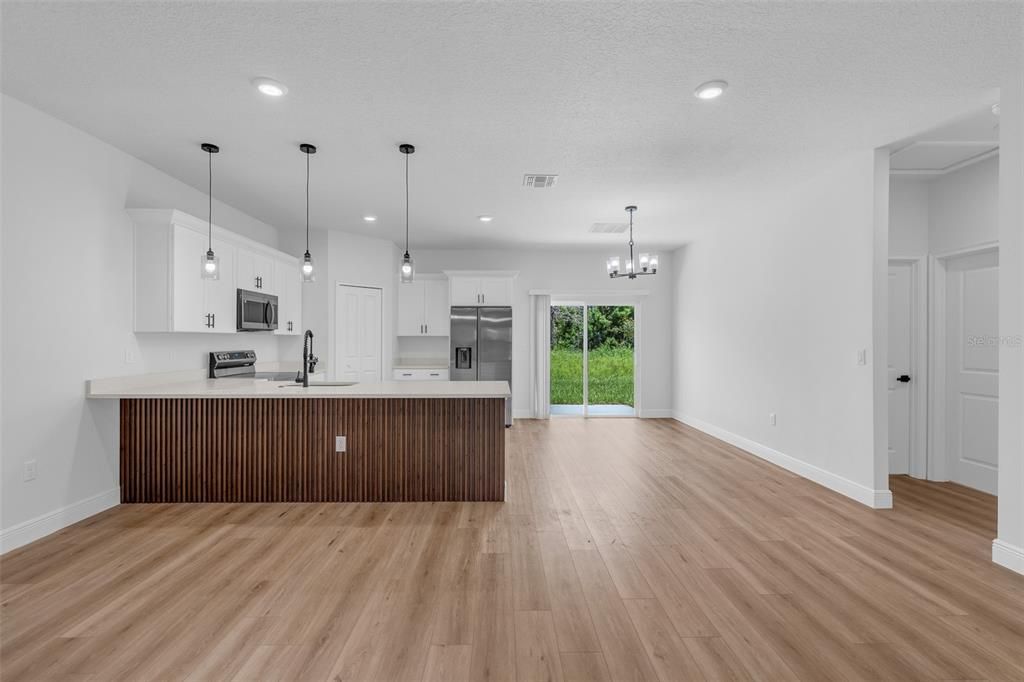 En Venta: $319,000 (4 camas, 3 baños, 1865 Pies cuadrados)