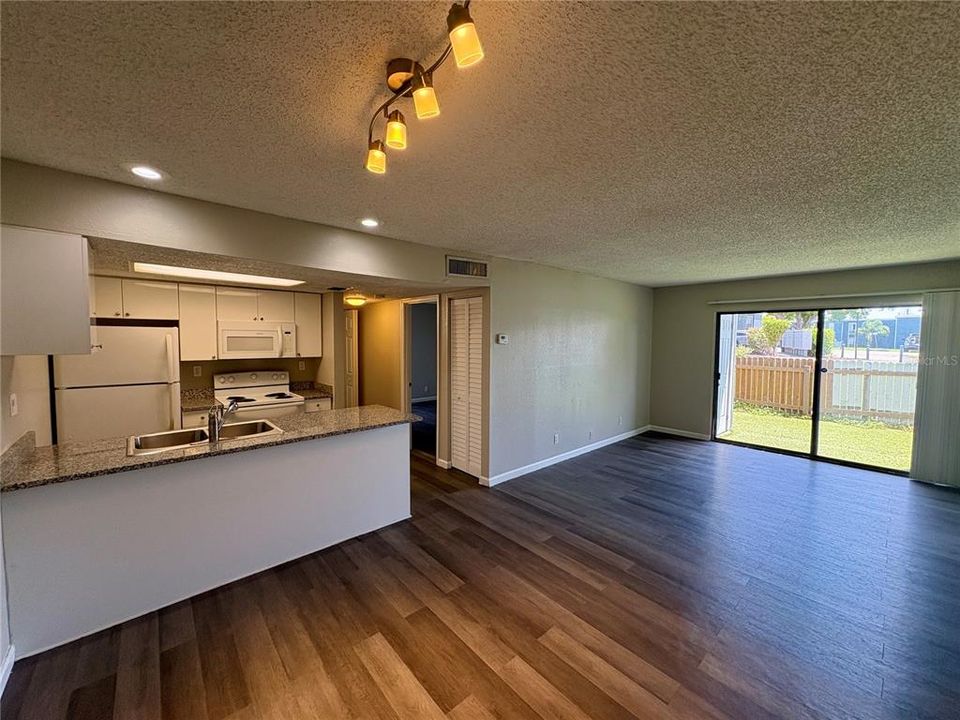 For Rent: $1,325 (1 beds, 1 baths, 650 Square Feet)