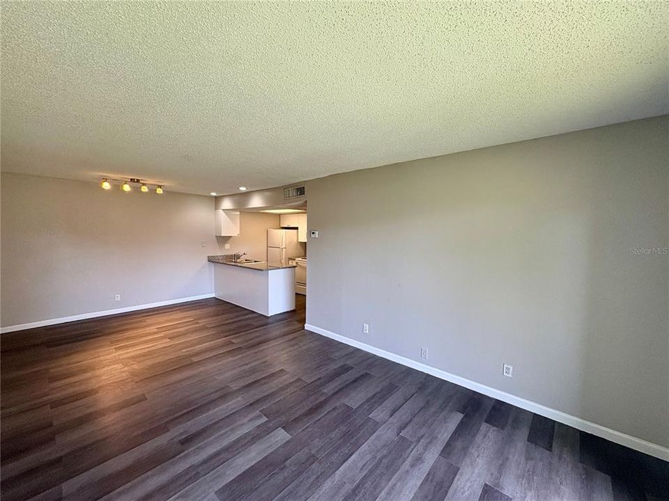 For Rent: $1,325 (1 beds, 1 baths, 650 Square Feet)
