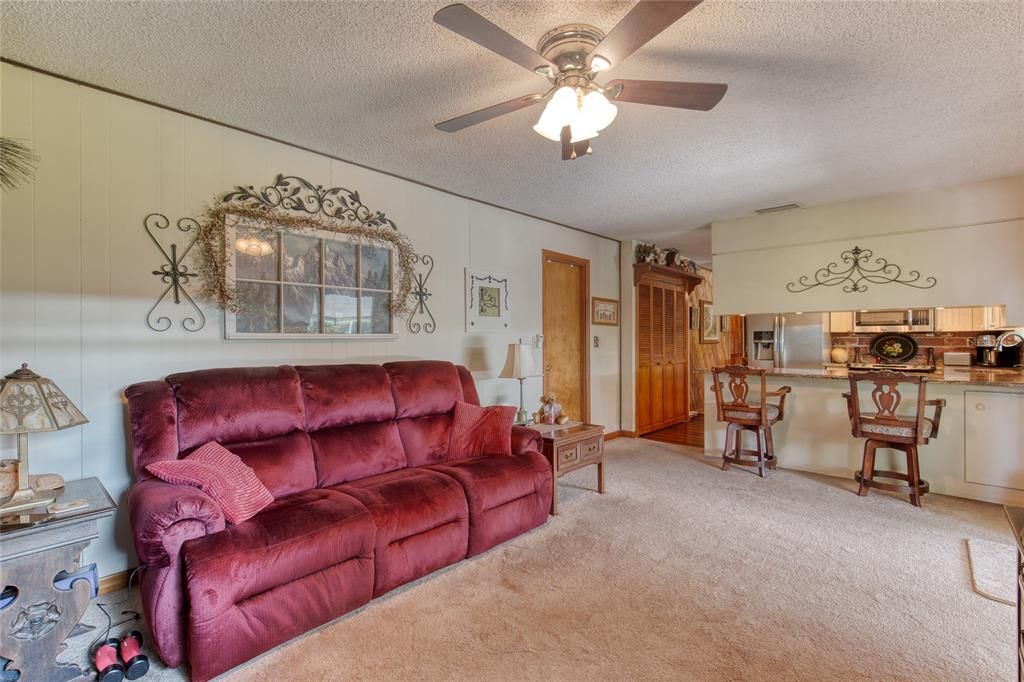 For Sale: $325,000 (3 beds, 2 baths, 1429 Square Feet)
