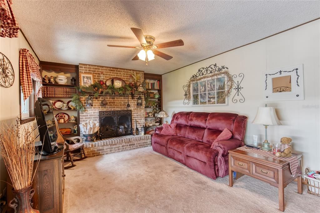 For Sale: $325,000 (3 beds, 2 baths, 1429 Square Feet)