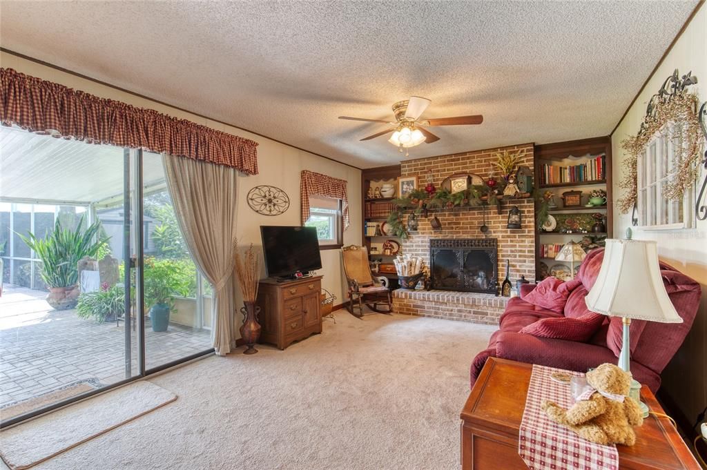 For Sale: $325,000 (3 beds, 2 baths, 1429 Square Feet)