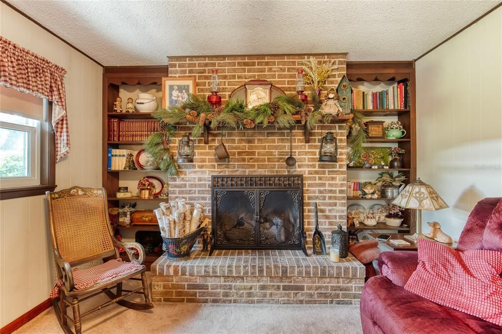For Sale: $325,000 (3 beds, 2 baths, 1429 Square Feet)