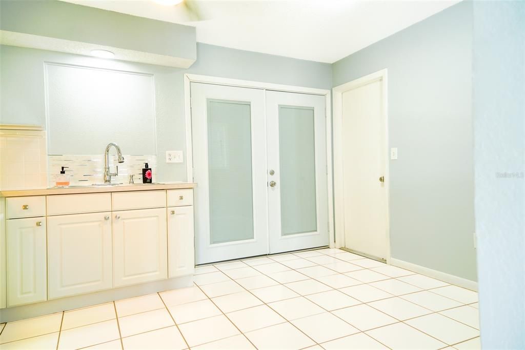 For Rent: $1,800 (3 beds, 2 baths, 1050 Square Feet)