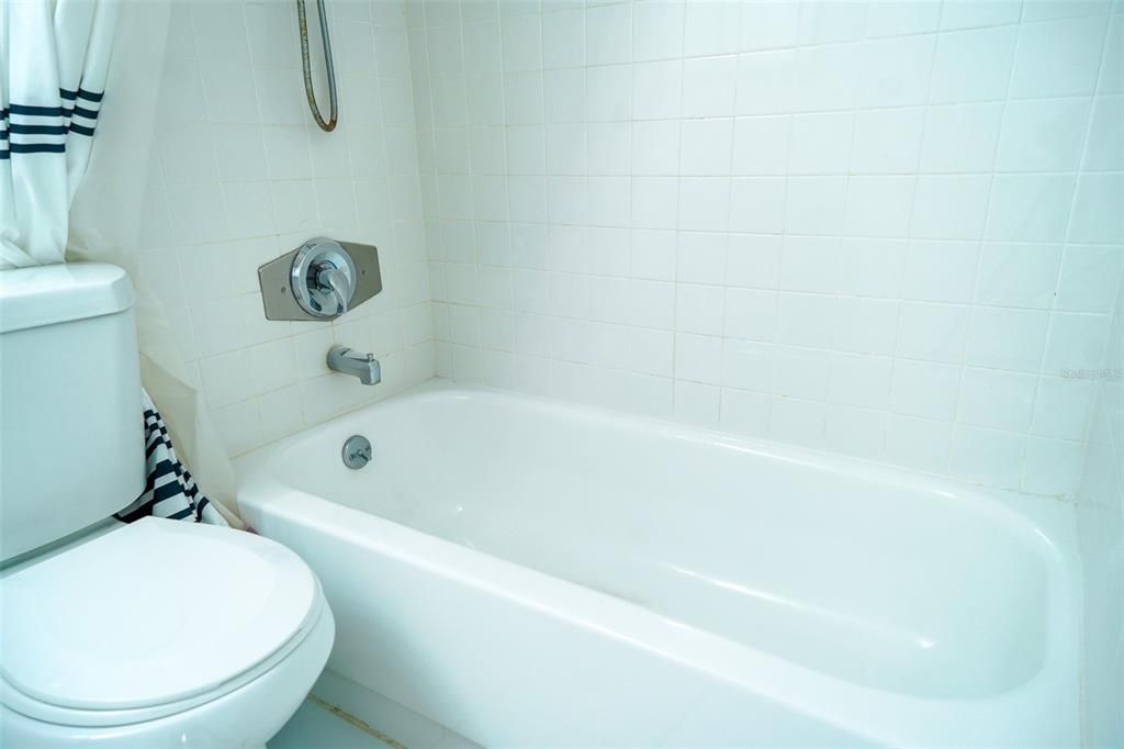 For Rent: $1,800 (3 beds, 2 baths, 1050 Square Feet)