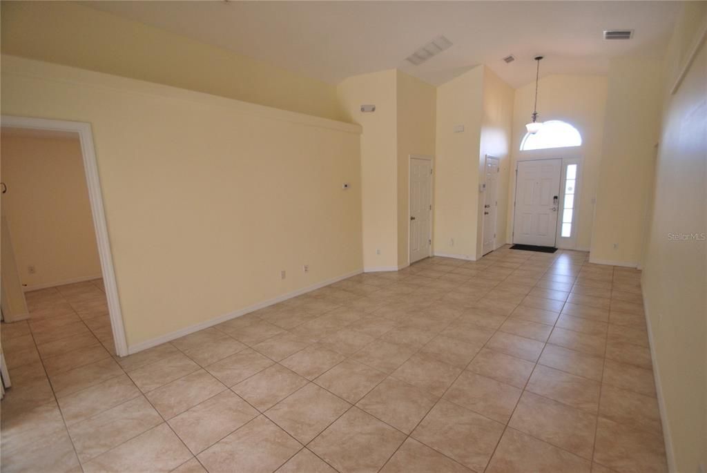 For Rent: $2,600 (4 beds, 2 baths, 1477 Square Feet)