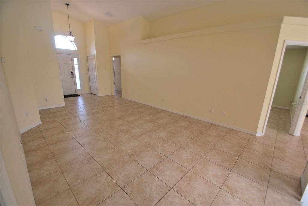 For Rent: $2,600 (4 beds, 2 baths, 1477 Square Feet)