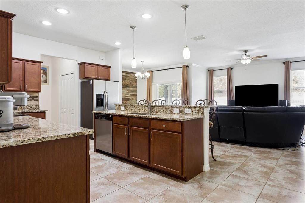На продажу: $329,999 (3 спален, 2 ванн, 2307 Квадратных фут)