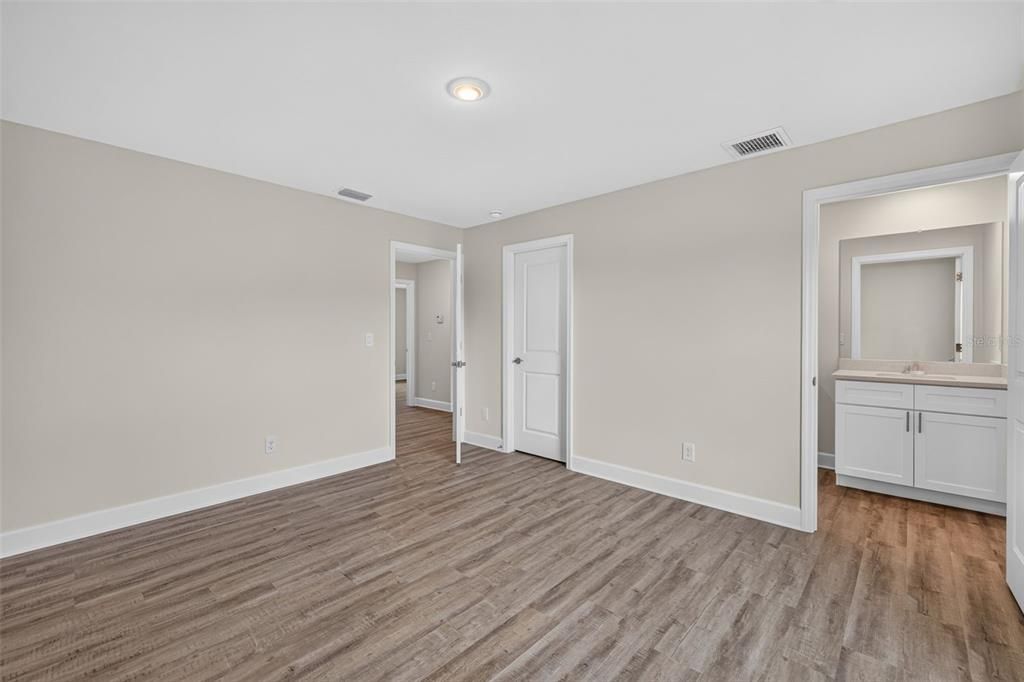 For Sale: $334,900 (3 beds, 3 baths, 1818 Square Feet)