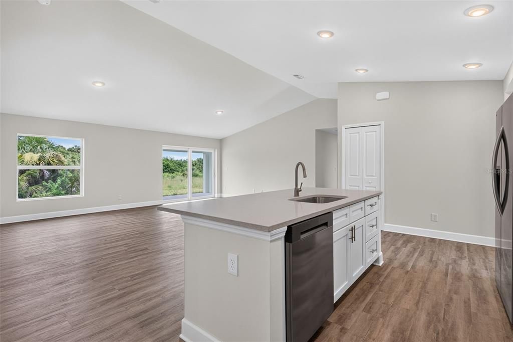 For Sale: $334,900 (3 beds, 3 baths, 1818 Square Feet)