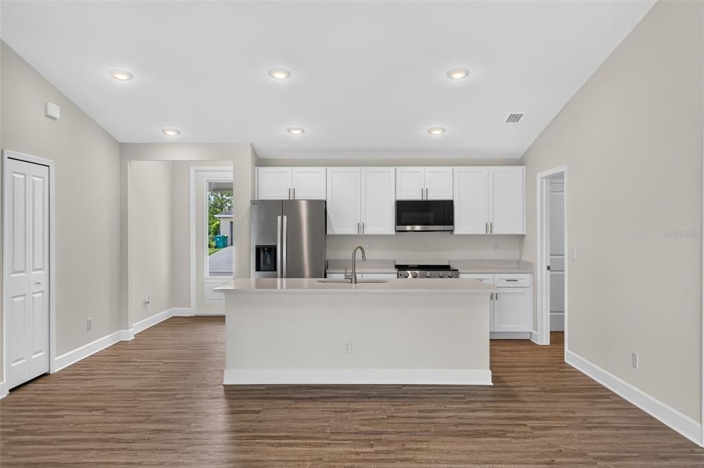 For Sale: $334,900 (3 beds, 3 baths, 1818 Square Feet)