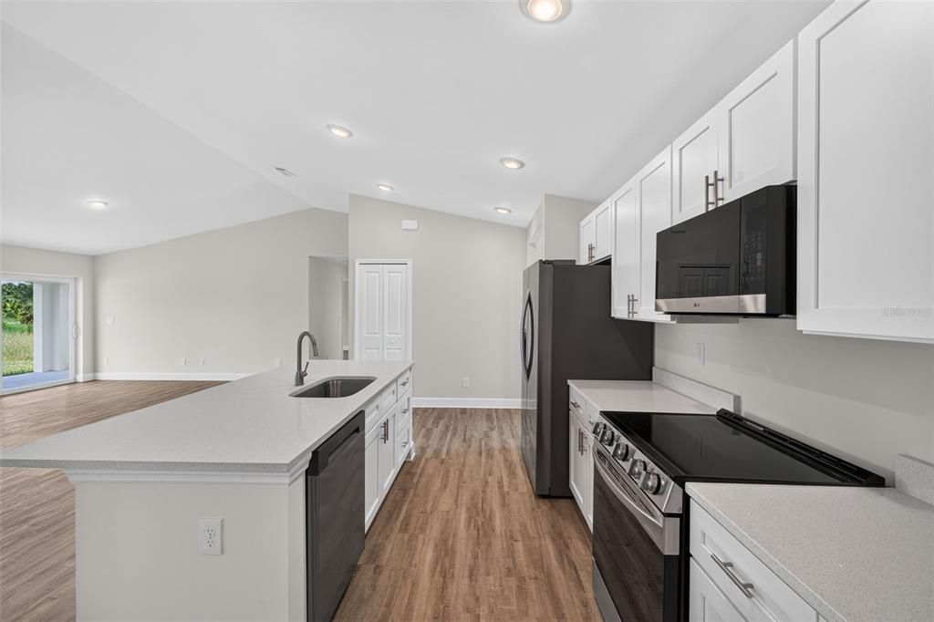 For Sale: $334,900 (3 beds, 3 baths, 1818 Square Feet)