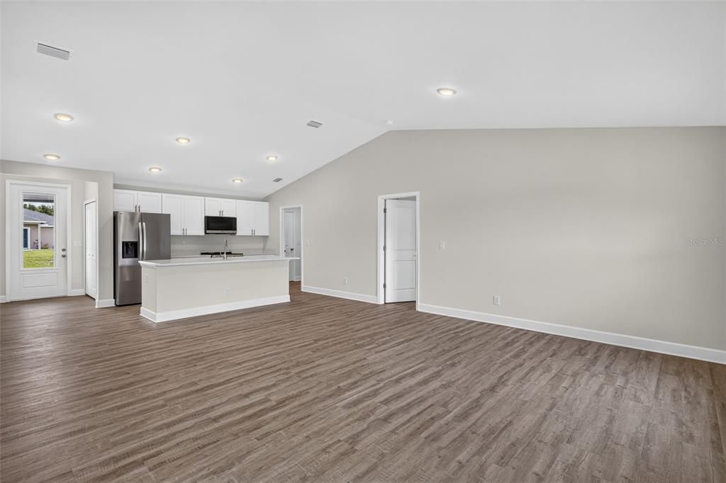 For Sale: $334,900 (3 beds, 3 baths, 1818 Square Feet)