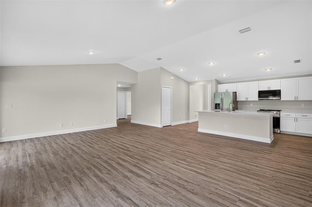 For Sale: $334,900 (3 beds, 3 baths, 1818 Square Feet)