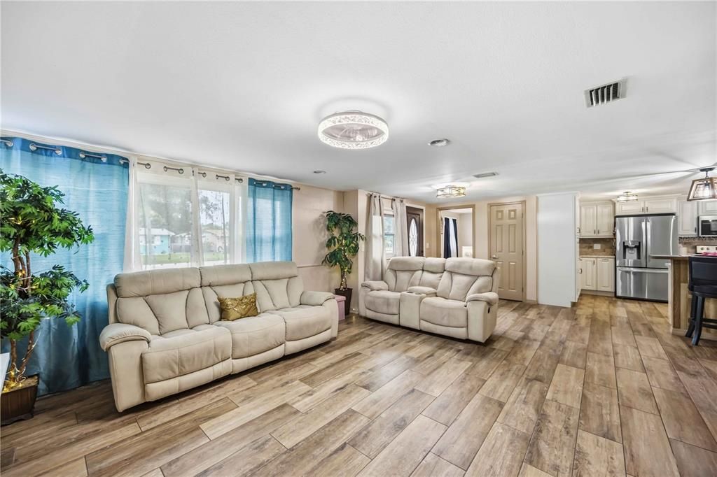 На продажу: $199,900 (3 спален, 1 ванн, 1116 Квадратных фут)