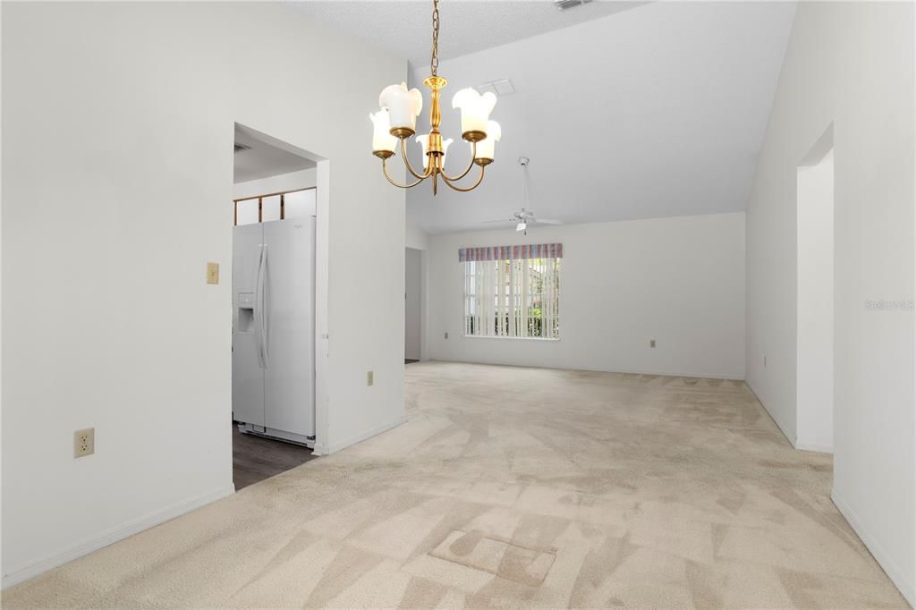 Под контрактом: $325,000 (3 спален, 2 ванн, 1715 Квадратных фут)