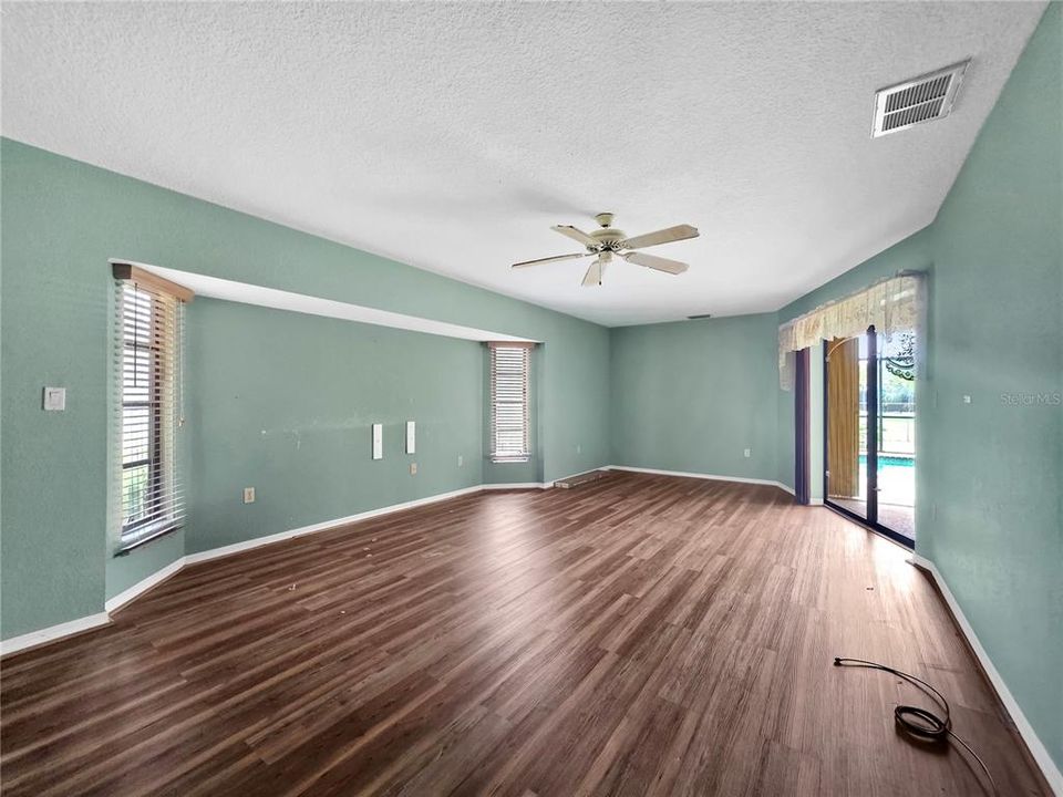 For Sale: $375,000 (3 beds, 2 baths, 2111 Square Feet)