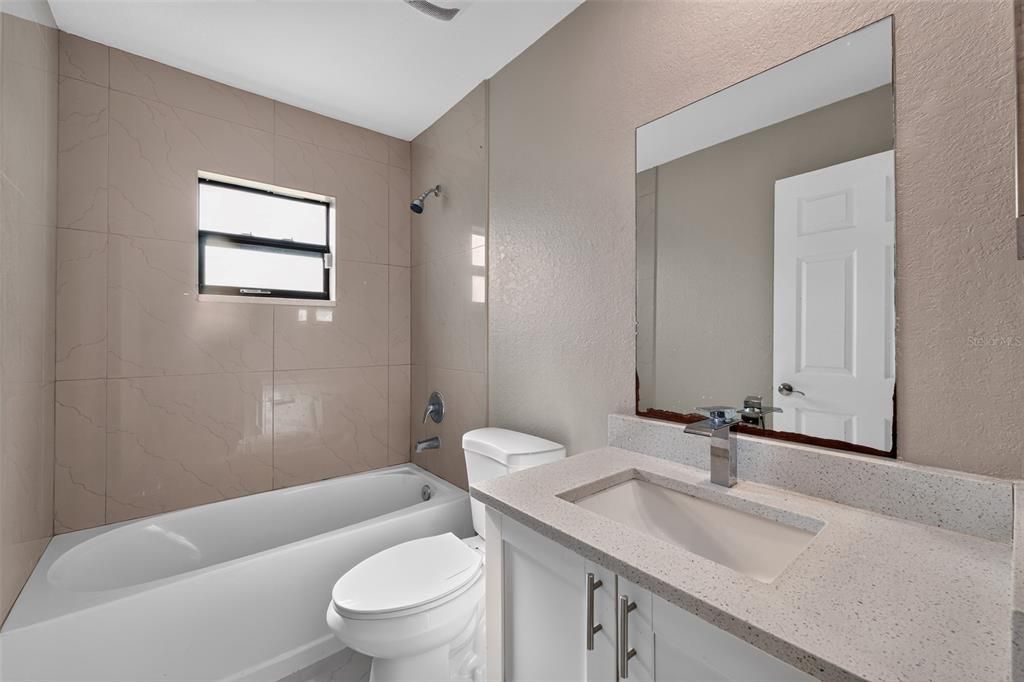 Под контрактом: $246,900 (3 спален, 2 ванн, 1430 Квадратных фут)