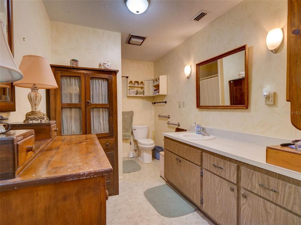 En Venta: $413,000 (3 camas, 2 baños, 1954 Pies cuadrados)