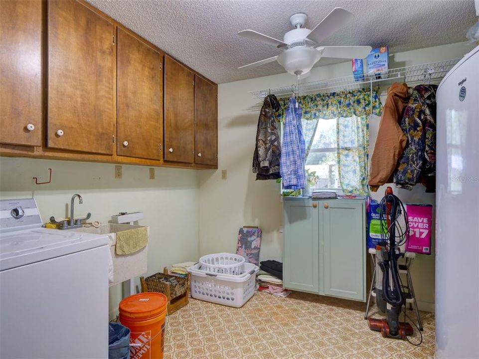 En Venta: $413,000 (3 camas, 2 baños, 1954 Pies cuadrados)